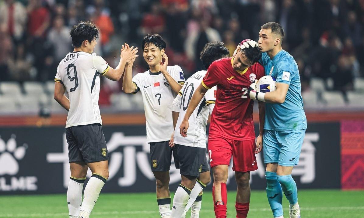 黄蜂主教练排兵布阵灵活，战术多变令对手措手不及