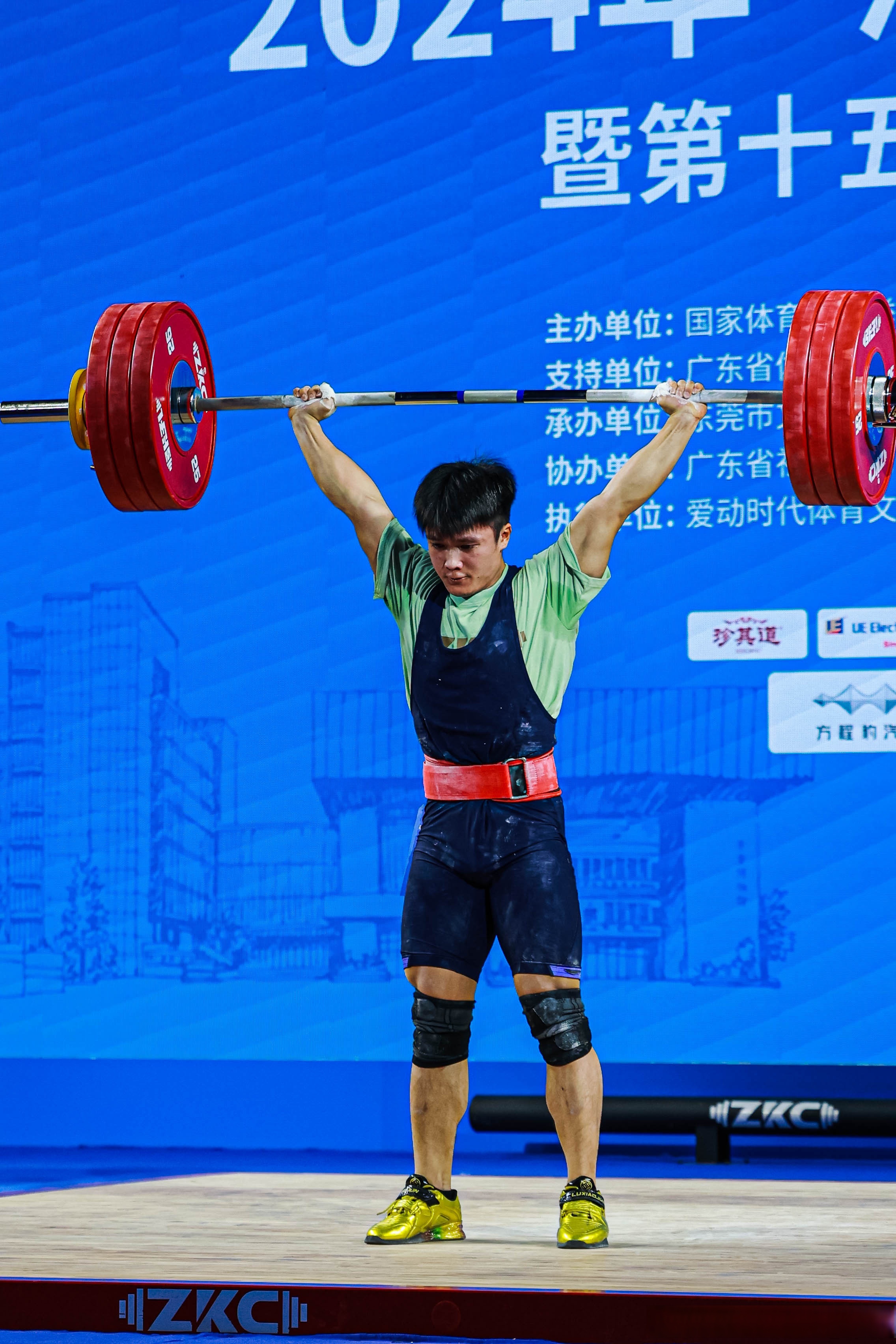 举重比赛力量激战！冠军斩获金牌登上巅峰的简单介绍