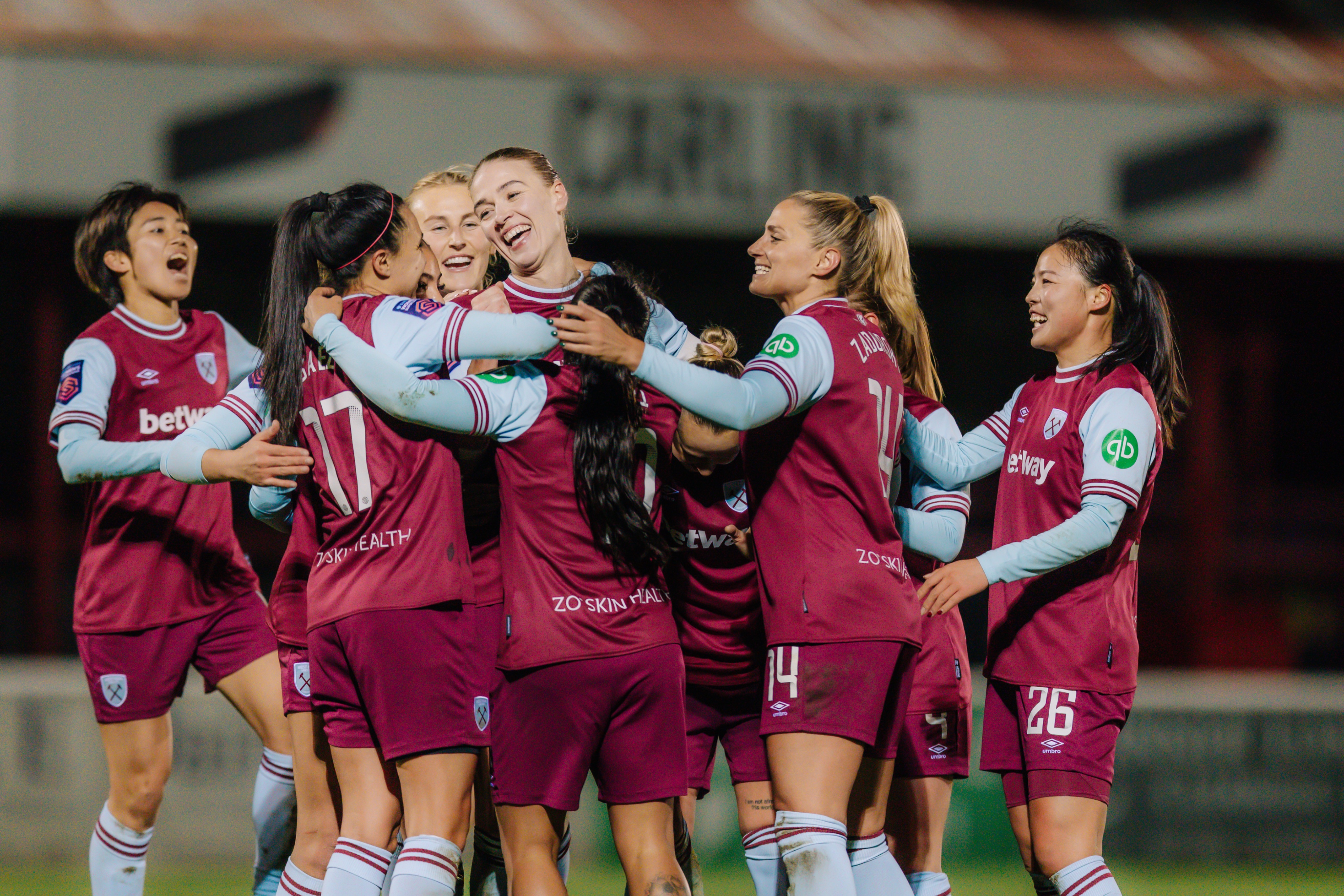 英格兰女足即将面对强劲对手，展现团队默契的简单介绍