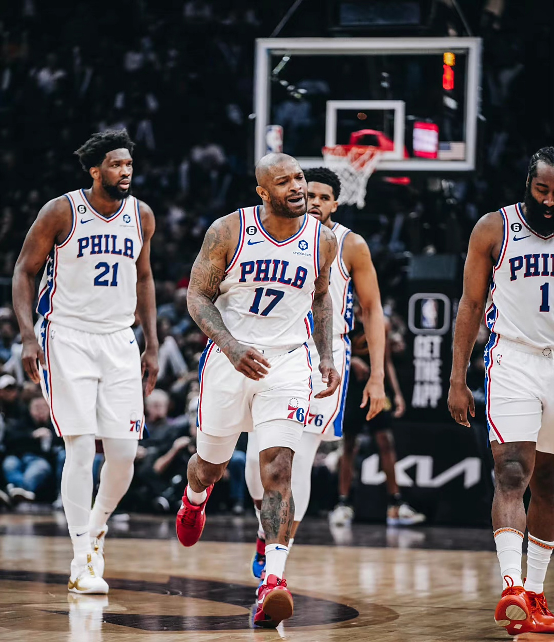 76人客场逆转黄蜂保持稳定